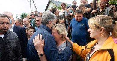 Робоча поїздка команди Петра Порошенка у постраждалі від руйнівної повені райони Прикарпаття (фото, відео) Родина з Чорного Потоку відбудує знищену повінню хату – будматеріали купив Фонд Порошенка (фото)