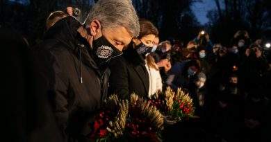 Петро та Марина Порошенки вшанували жертв Голодомору під час акції «Запали свічку» (фото, відео) Петро та Марина Порошенки вшанували жертв Голодомору під час акції «Запали свічку» (фото, відео)