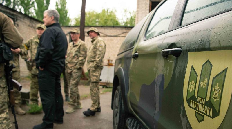 Порошенко передав пікапи, генератори і «Старлінки» у бригаду, яка прикриває Миколаїв та Одесу (фото, відео)